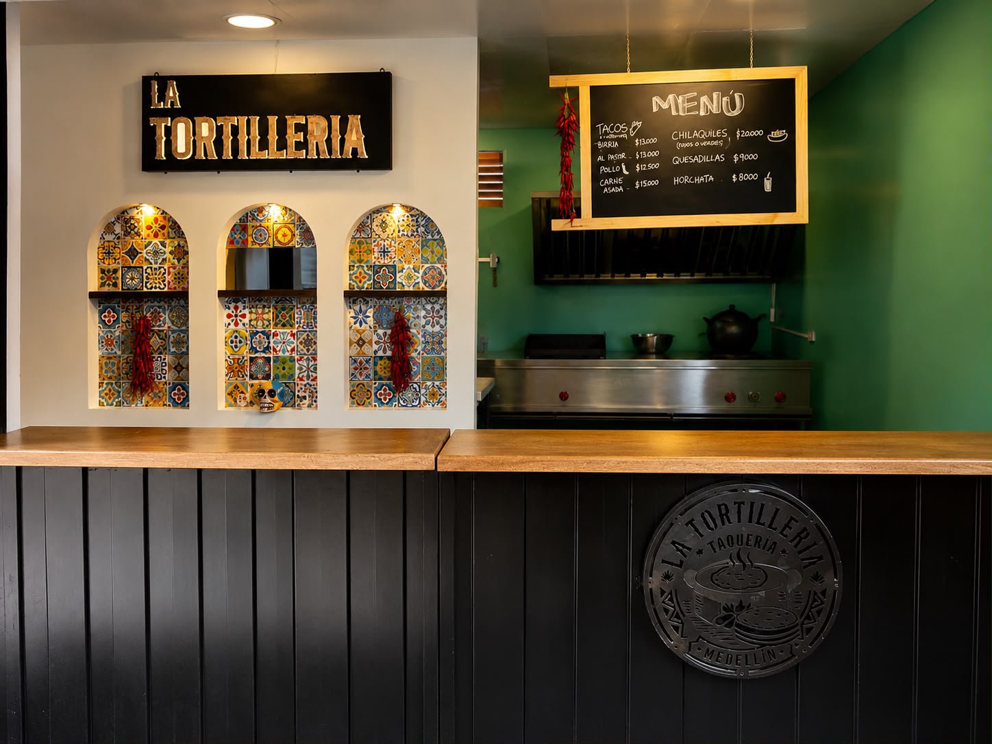 Interior de La Tortillería con letrero, azulejos mexicanos y menú de tiza